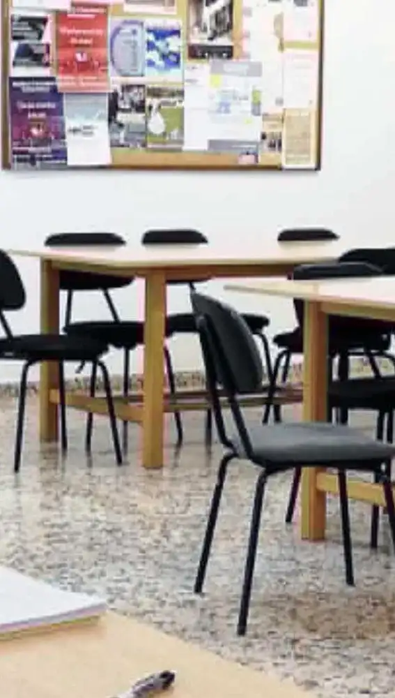 Sillas y mesas en una sala municipal de estudios de Elche