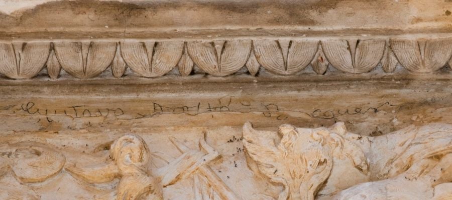 Firma de Gustavo Adolfo Bécquer en la portada de una iglesia Firma de Gustavo Adolfo Bécquer en la portada de una iglesia
