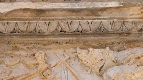 Firma de Gustavo Adolfo B&eacute;cquer en la portada de una iglesia