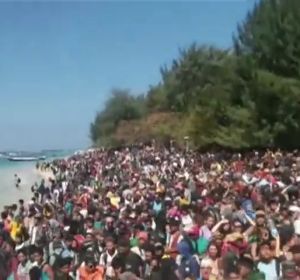 Cientos de turistas abarrotan las playas de Lombok a la espera para ser evacuados Cientos de turistas abarrotan las playas de Lombok a la espera para ser evacuados