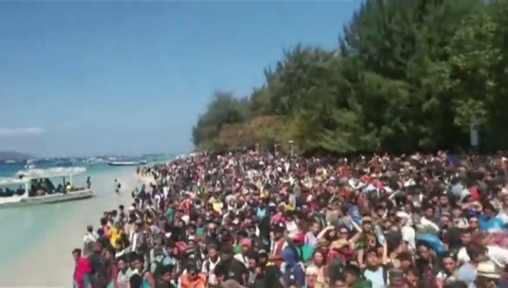 Cientos de turistas abarrotan las playas de Lombok a la espera para ser evacuados