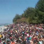 Cientos de turistas abarrotan las playas de Lombok a la espera para ser evacuados