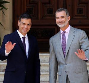 Pedro Sánchez y el Rey Felipe VI en el Palacio de Marivent Pedro Sánchez y el Rey Felipe VI en el Palacio de Marivent