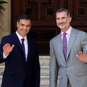 Pedro Sánchez y el Rey Felipe VI en el Palacio de Marivent
