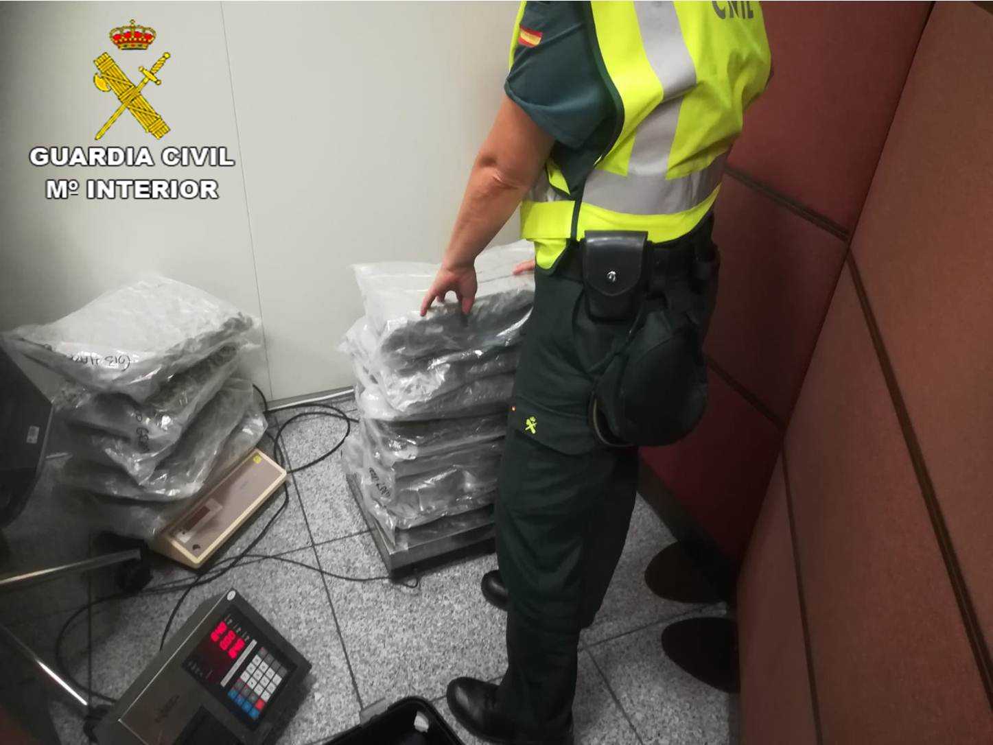 La Guardia Civil incauta 27 kilos de marihuana en el Aeropuerto Alicante-Elche La Guardia Civil incauta 27 kilos de marihuana en el Aeropuerto Alicante-Elche