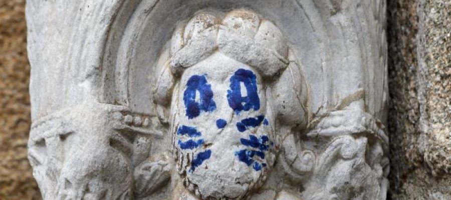 La fachada de Platerías de la catedral de Santiago de Compostela ha aparecido esta mañana con un grafiti en una de sus figuras, que aparece pintada emulando a uno de los miembros de Kiss La fachada de Platerías de la catedral de Santiago de Compostela ha aparecido esta mañana con un grafiti en una de sus figuras, que aparece pintada emulando a uno de los miembros de Kiss