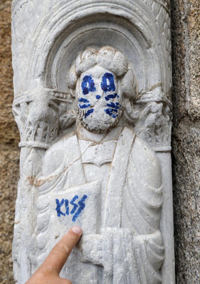 La Policía pide colaboración ciudadana para localizar al autor de la pintada en la Catedral de Santiago La Policía pide colaboración ciudadana para localizar al autor de la pintada en la Catedral de Santiago