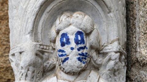 La fachada de Plater&iacute;as de la catedral de Santiago de Compostela ha aparecido esta ma&ntilde;ana con un grafiti en una de sus figuras, que aparece pintada emulando a uno de los miembros de Kiss