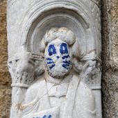 La fachada de Platerías de la catedral de Santiago de Compostela ha aparecido esta mañana con un grafiti en una de sus figuras, que aparece pintada emulando a uno de los miembros de Kiss
