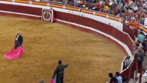 Momento de la lidia celebrada ayer en la plaza de toros de Pedro Mu&ntilde;oz