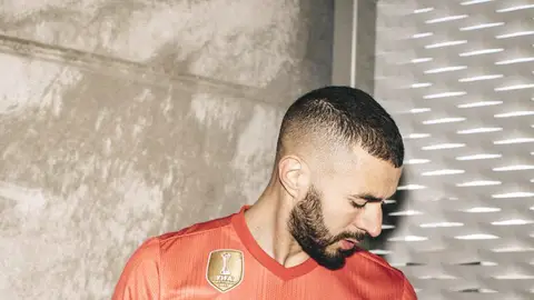 Benzema, vestido con la tercera equipación del Real Madrid para la 18/19 Benzema, vestido con la tercera equipación del Real Madrid para la 18/19