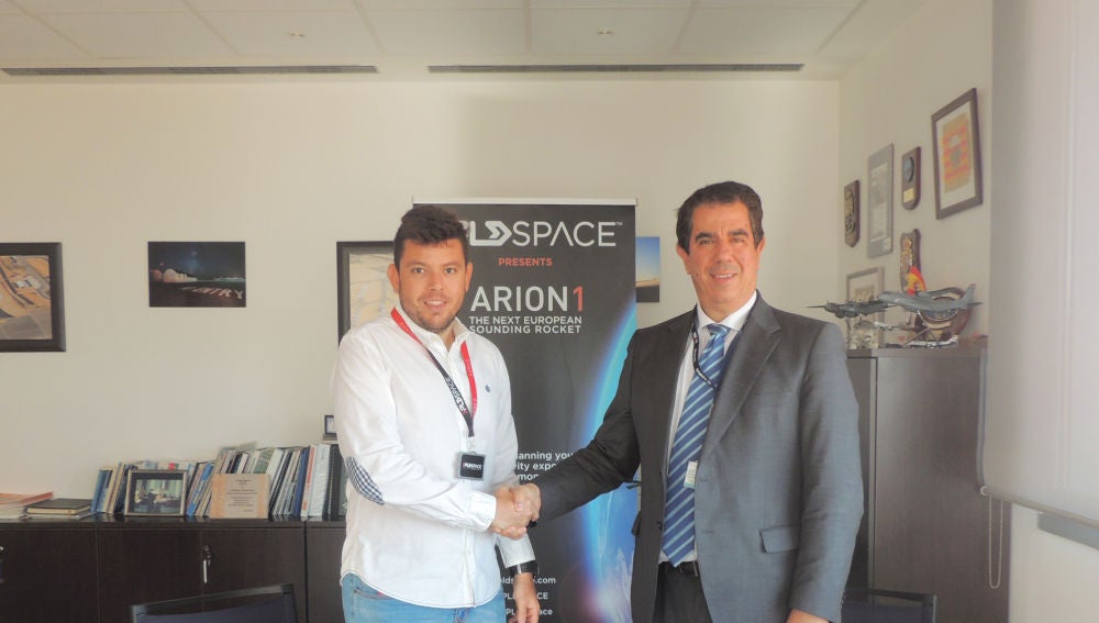 Raúl Torres, CEO de PLD Space con el director del Aeropuerto de Teruel