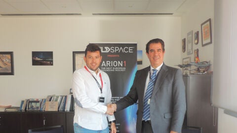 Ra&uacute;l Torres, CEO de PLD Space con el director del Aeropuerto de Teruel