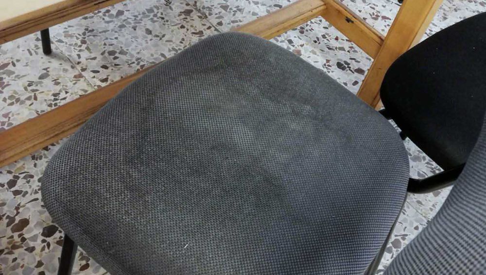 Estado del asiento de una silla en una sala municipal de estudios de Elche