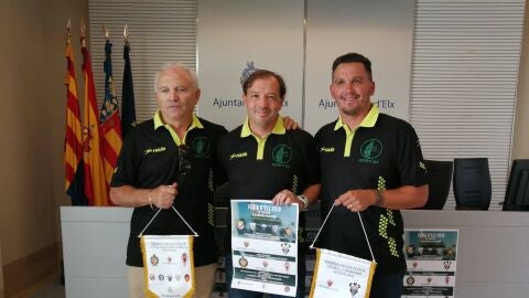El concejal de deportes, Jes&uacute;s Pareja, junto a los embajadores del torneo, Paco Tar&iacute; y Gregory Beranger, en la presentaci&oacute;n del Trofeo.