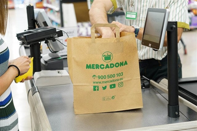 Mercadona retirará todas las bolsas de plástico de sus 1.600 supermercados antes de mayo Mercadona retirará todas las bolsas de plástico de sus 1.600 supermercados antes de mayo