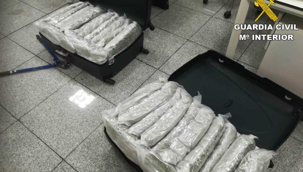 Maletas con la marihuana interceptada por la Guardia Civil en el Aeropuerto Alicante-Elche