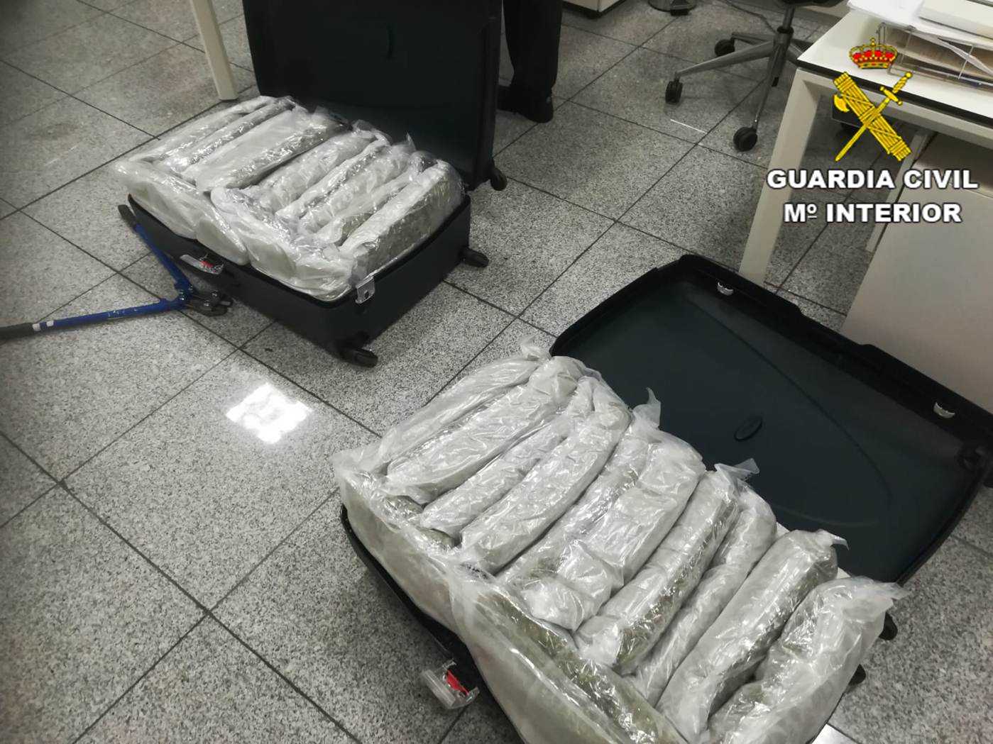 La Guardia Civil intercepta en el aeropuerto más de 27 kilos de marihuana en dos maletas La Guardia Civil intercepta en el aeropuerto más de 27 kilos de marihuana en dos maletas