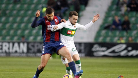 Alex&aacute;nder Gonz&aacute;lez disputando un partido en el Mart&iacute;nez Valero ante el Elche CF con la el&aacute;stica de la SD Huesca.