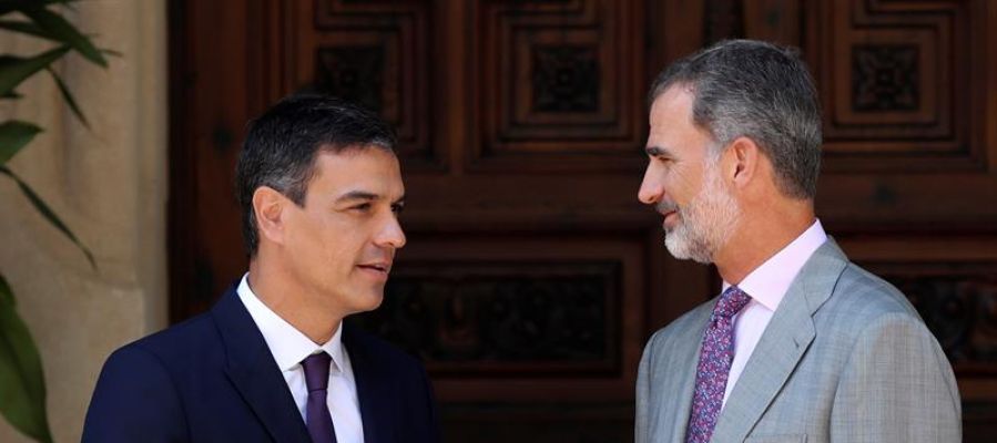 El rey Felipe VI y el presidente del Gobierno, Pedro Sánchez, en el Palacio de Marivent El rey Felipe VI y el presidente del Gobierno, Pedro Sánchez, en el Palacio de Marivent