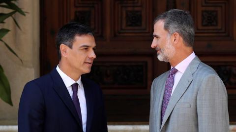 El rey Felipe VI y el presidente del Gobierno, Pedro S&aacute;nchez, en el Palacio de Marivent