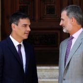 El rey Felipe VI y el presidente del Gobierno, Pedro Sánchez, en el Palacio de Marivent