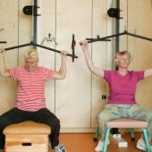 Dos mujeres practican deporte en un gimnasio
