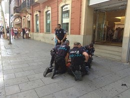 Reducen y detienen a un hombre que iba dando golpes con una barra metálica por el centro de Ciudad Real Reducen y detienen a un hombre que iba dando golpes con una barra metálica por el centro de Ciudad Real