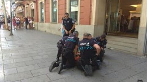 Momento de la detenci&oacute;n del hombre en la calle Cuchiller&iacute;a de Ciudad Real