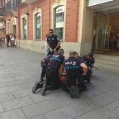 Momento de la detención del hombre en la calle Cuchillería de Ciudad Real