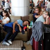 Turistas extranjeros esperan su vuelo en el aeropuerto Internacional Praya en Lombok