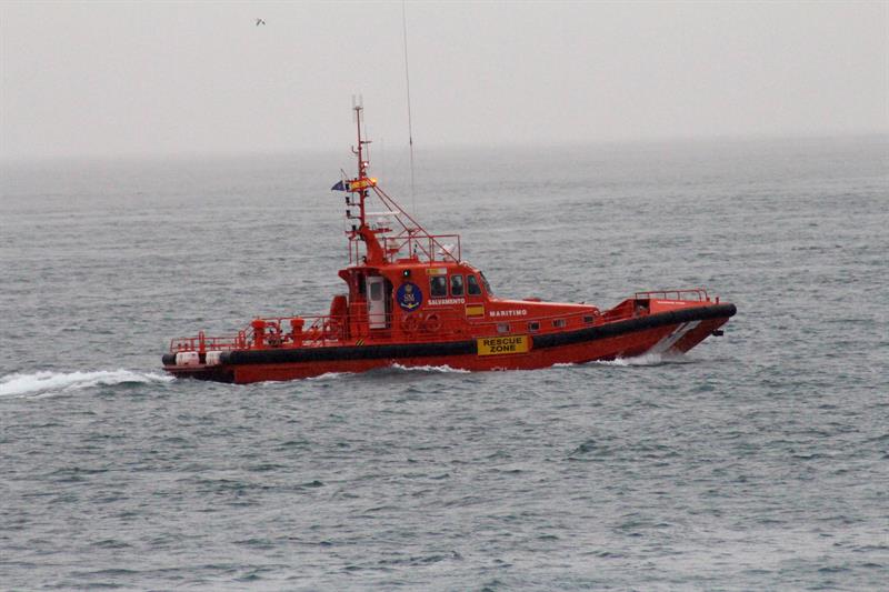 Salvamento rescata a una mujer fallecida a bordo de una patera en el mar de Alborán Salvamento rescata a una mujer fallecida a bordo de una patera en el mar de Alborán