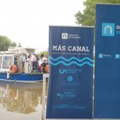 El "Juan de Homar" ya surca las aguas del Canal de Castilla entre Frómista y Boadilla del Camino.