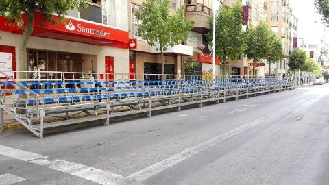 Una de las tribunas instaladas en Elche para presenciar los desfiles de las fiestas patronales.