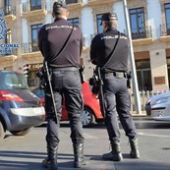 Dos policías en el Centro de Granada