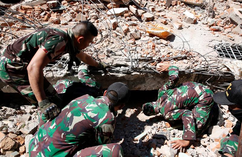 Continúan las tareas de rescate en Indonesia tras el virulento terremoto Continúan las tareas de rescate en Indonesia tras el virulento terremoto