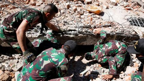 Labores de rescate en Indonesia tras el terremoto
