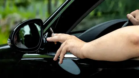 Fumar al volante Fumar al volante