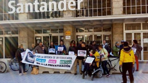 Protesta a la entrada de la Estaci&oacute;n de Renfe de Santander