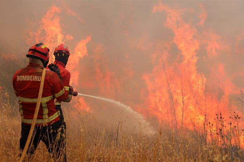 El incendio del Algarve sigue activo, aunque más estable que el martes El incendio del Algarve sigue activo, aunque más estable que el martes