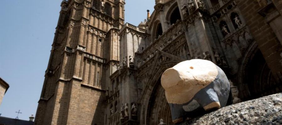 Pequeños cerdos numerados hasta 666, colocados de forma anónima en las calles de Toledo Pequeños cerdos numerados hasta 666, colocados de forma anónima en las calles de Toledo