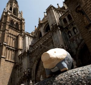 Pequeños cerdos numerados hasta 666, colocados de forma anónima en las calles de Toledo Pequeños cerdos numerados hasta 666, colocados de forma anónima en las calles de Toledo