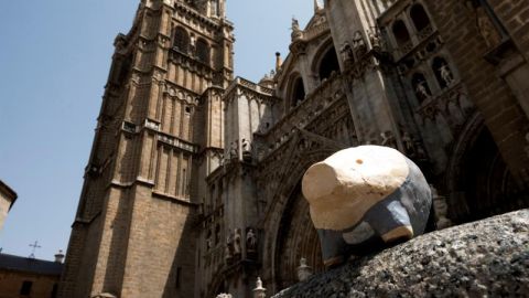 Peque&ntilde;os cerdos numerados hasta 666, colocados de forma an&oacute;nima en las calles de Toledo