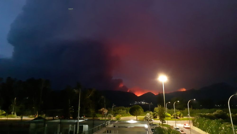 Fotografía del incendio en Valencia desde Gandía