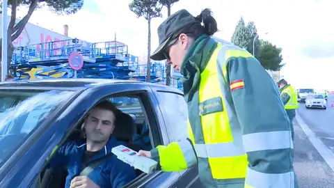 Imagen de una guardia civil haciendo un control a un vehículo (Archivo) La Guardia civil convoca dos cursos enfocados exlusivamente a mujeres para "gestionar sus emociones"