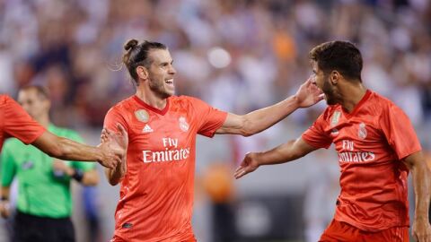  El jugador Gareth Bale celebra con su compa&ntilde;ero Marco Asensio, tras anotar un gol ante la Roma 