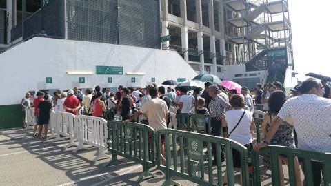 Las colas de la taquilla de fondo sur esta ma&ntilde;ana en el Mart&iacute;nez Valero.