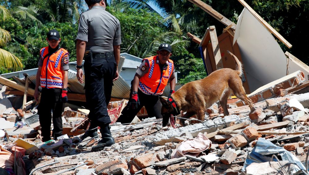El servicio de rescate de Indonesia buscando víctimas