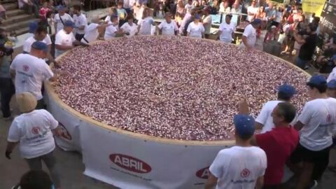 Cortan en O Carballi&ntilde;o una tapa de pulpo de 450 kilos en 10 minutos