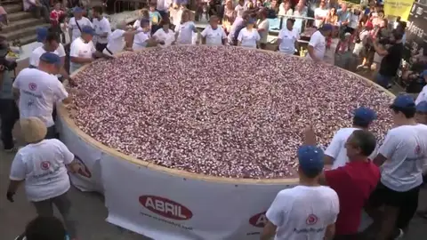 Cortan en O Carballiño una tapa de pulpo de 450 kilos en 10 minutos Cortan en O Carballiño una tapa de pulpo de 450 kilos en 10 minutos